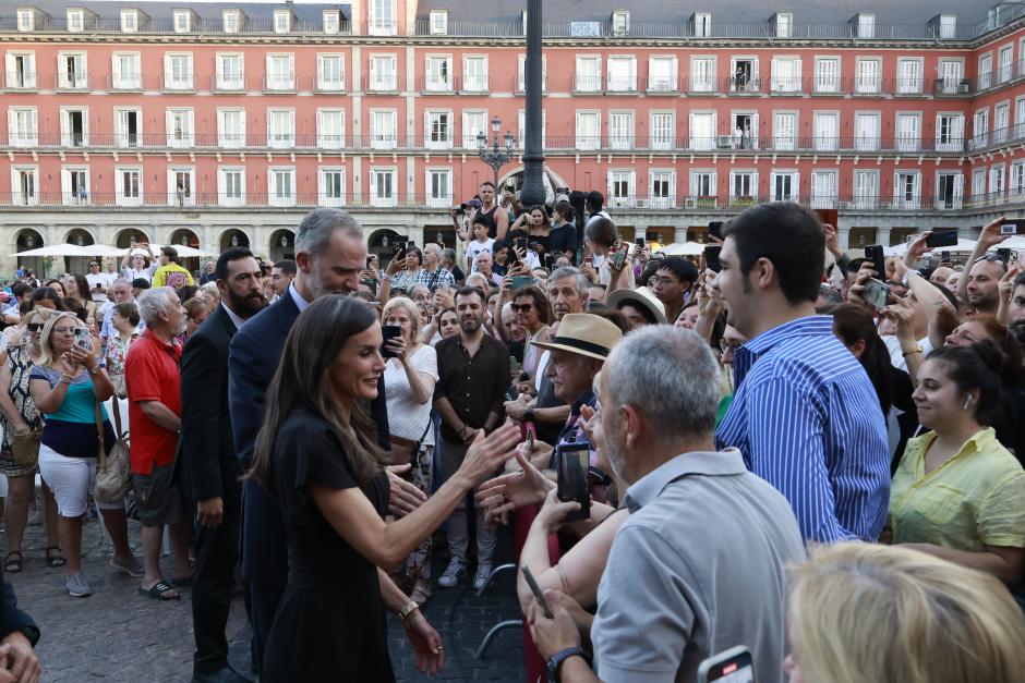 La Reina, con unos ciudadanos