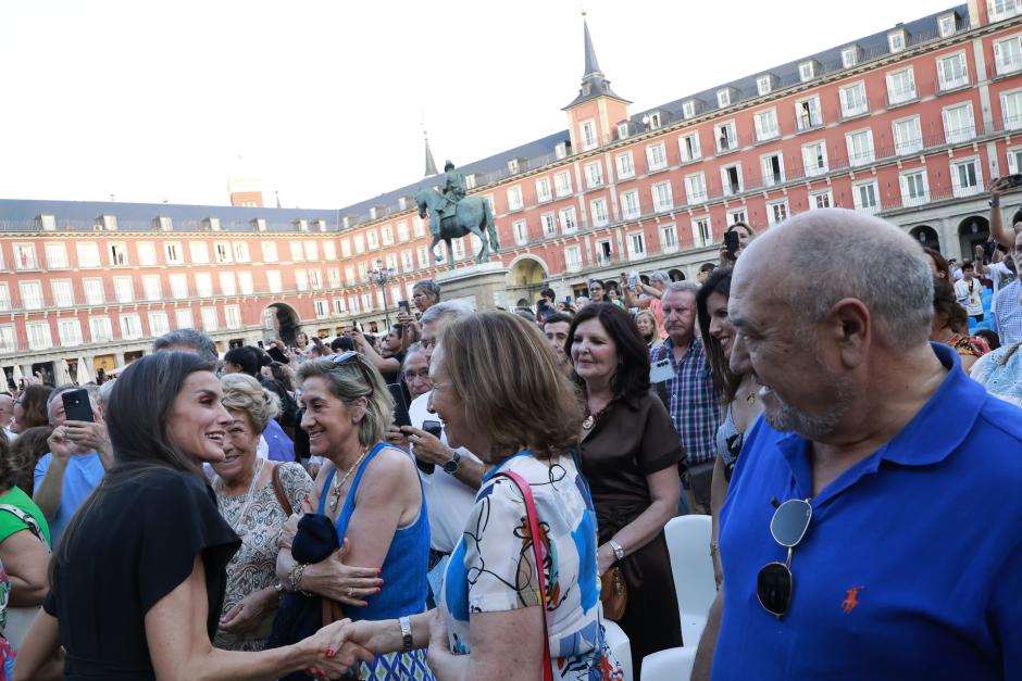 La Reina conversa con un grupo de señoras