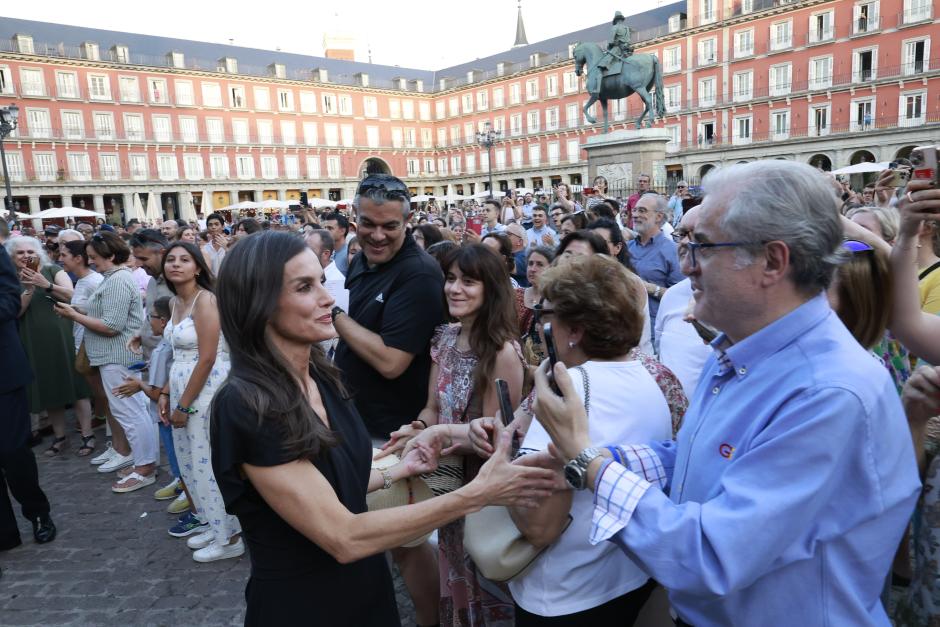 Doña Letizia posa ante un ciudadano que la retrata con su móvil