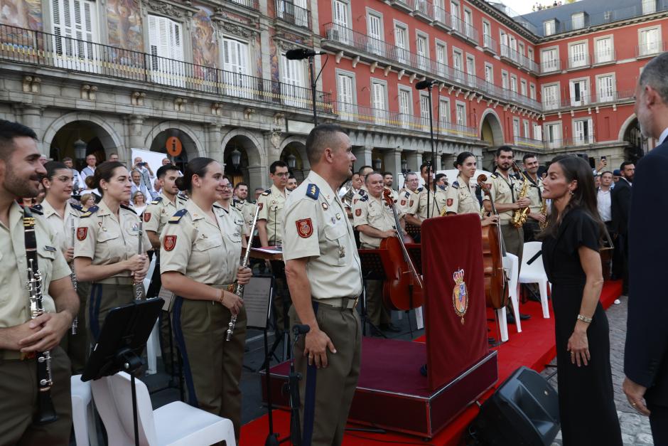 Don Felipe y Doña Letizia saludan a la Unidad de Música de la Guardia Real