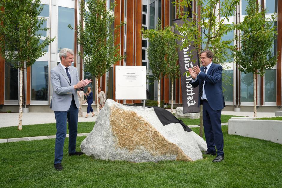 Foto de la inauguración de su fábrica