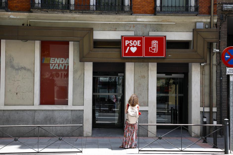 La Unidad Central Operativa (UCO) de la Guardia Civil ha accedido este viernes a la sede del PSOE, en la calle Ferraz, a petición del Tribunal Supremo