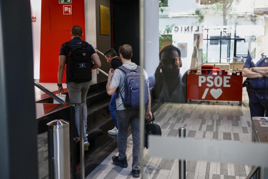 La Unidad Central Operativa (UCO) de la Guardia Civil ha accedido este viernes a la sede del PSOE, en la calle Ferraz, a petición del Tribunal Supremo