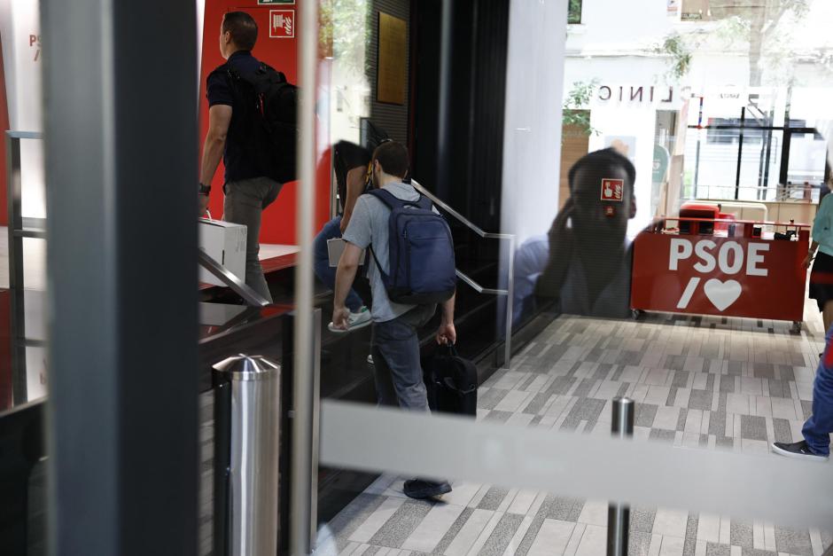 La Unidad Central Operativa (UCO) de la Guardia Civil ha accedido este viernes a la sede del PSOE, en la calle Ferraz, a petición del Tribunal Supremo