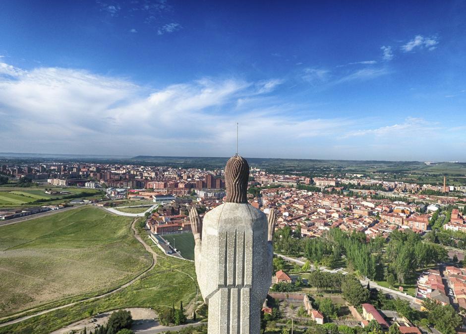 Vistas que se pueden apreciar a los pies de la figura