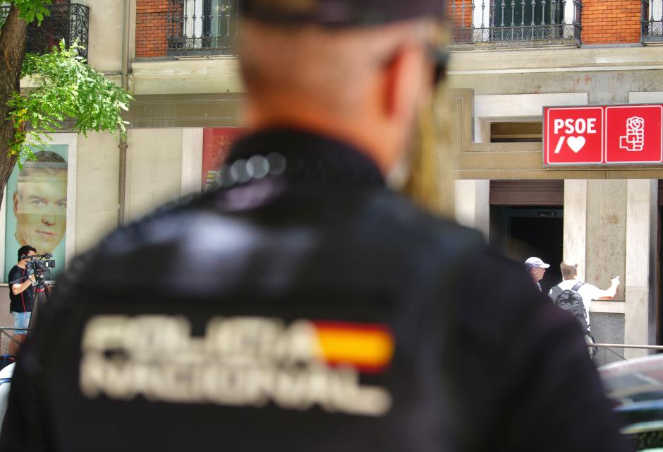 Un policía nacional custodia la sede del PSOE