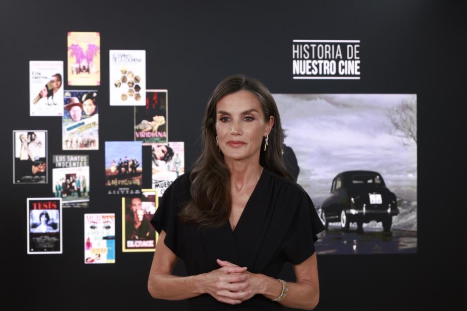 La Reina, en otro momento de la felicitación al programa de TVE