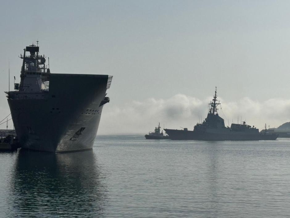 La fragata Blas de Lezo, a la derecha, con la Princesa a Bordo, y el Juan Carlos I, este sábado en Ceuta