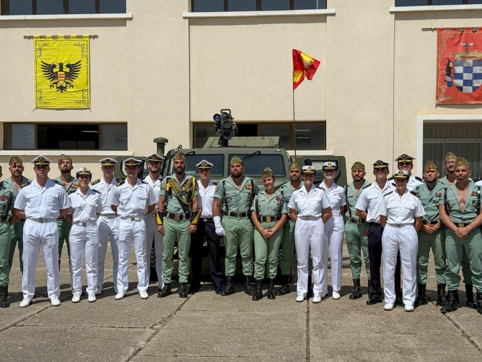 Doña Leonor, con un grupo de legionarios y de guardiamarinas en Ceuta