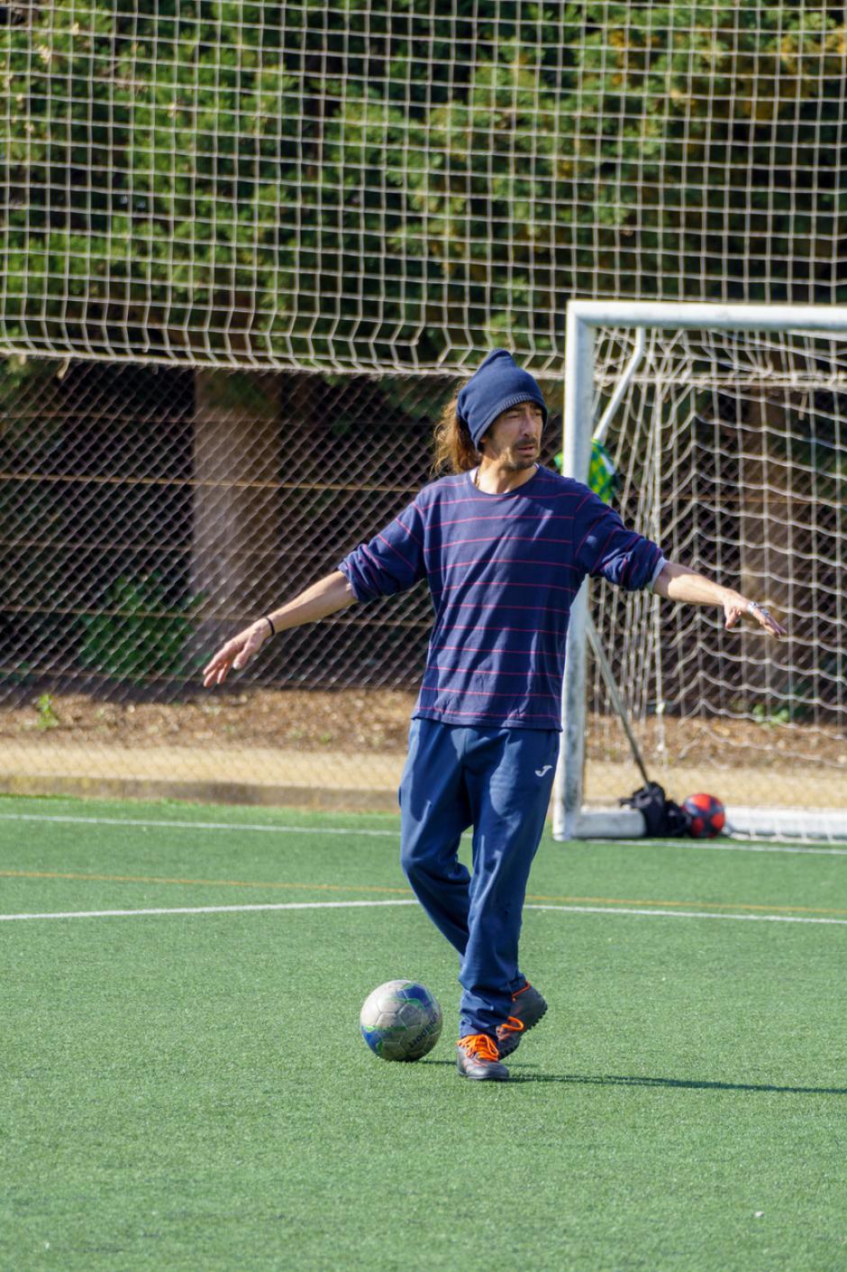Rubén, en el campo de fútbol de Brafa