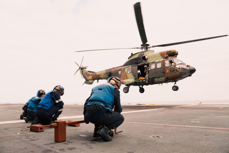 Helicópteros del Bhelma VI en la cubierta del portaaeronaves Juan Carlos I