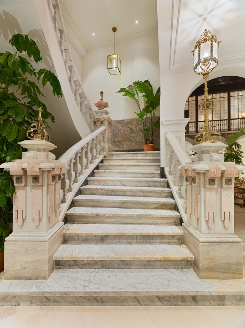 Escalera señorial del H10 Palacio Colomera.