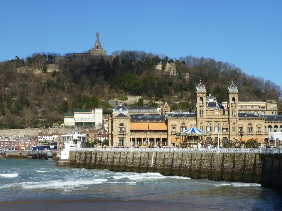 Imagen de la Parte Vieja y el Muelle de San Sebastián, con el Sagrado Corazón en lo alto del Monte Urgull