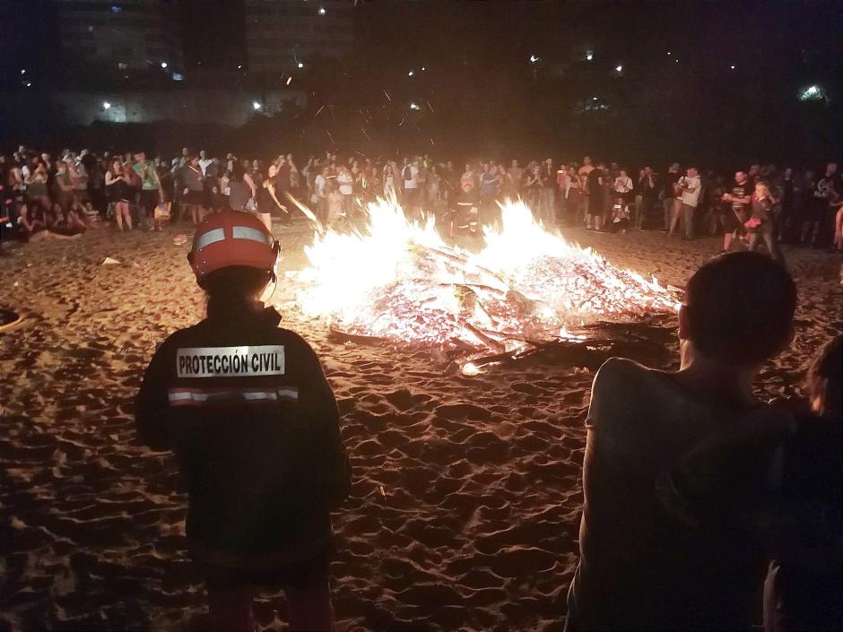 Hoguera de la noche de San Juan en la playa de Las Moreras de Valladolid