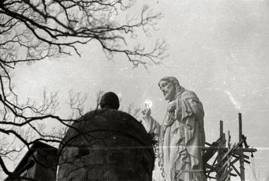 Colocación de la estatua del Sagrado Corazón en el monte Urgull en 1950