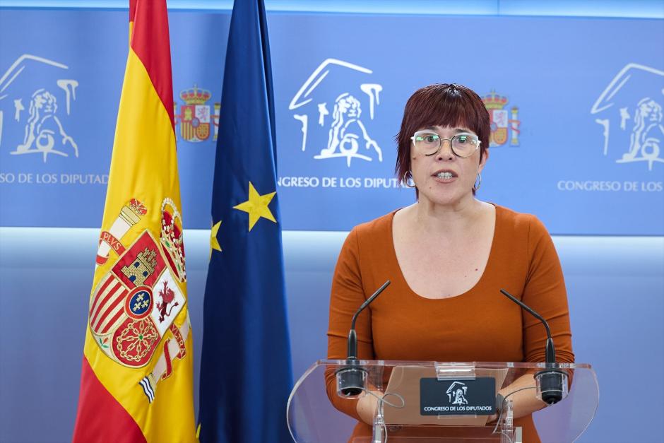 Imagen de la diputada de Compromís en el Congreso, Àgueda Micó, explicando este martes su paso al Grupo Mixto