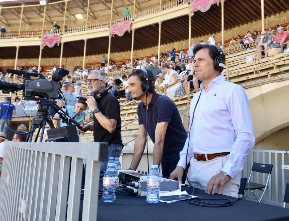 Imagen de Jorge Casals presentando el programa taurino de las Hogueras de Alicante en À Punt