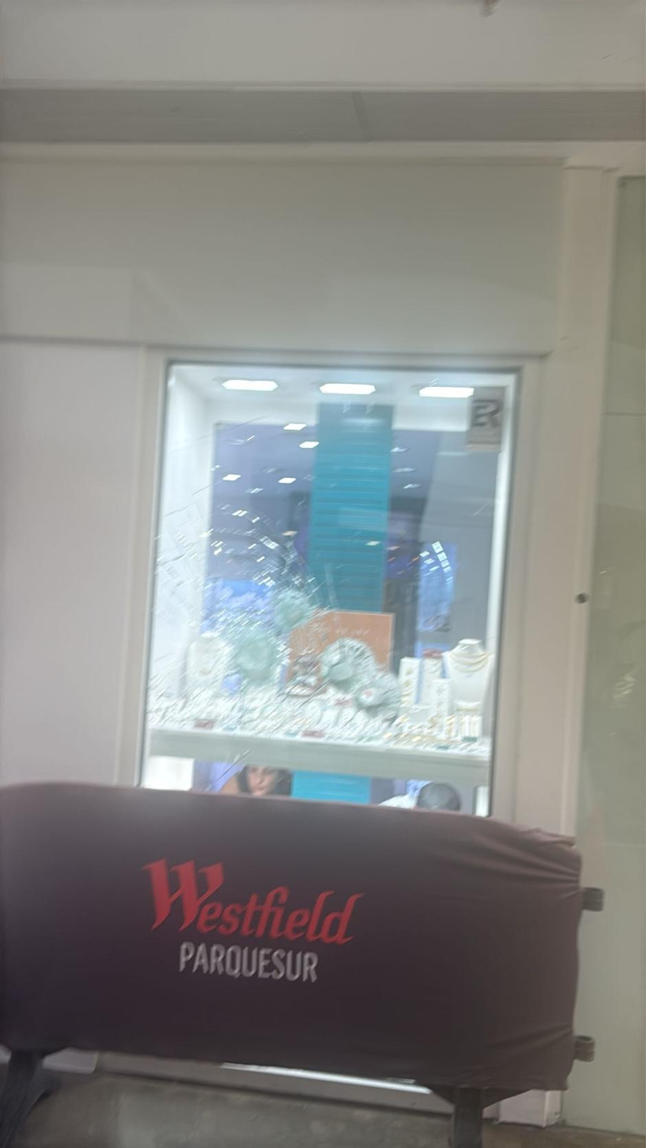 Escaparate de la joyería asaltada en Parque Sur