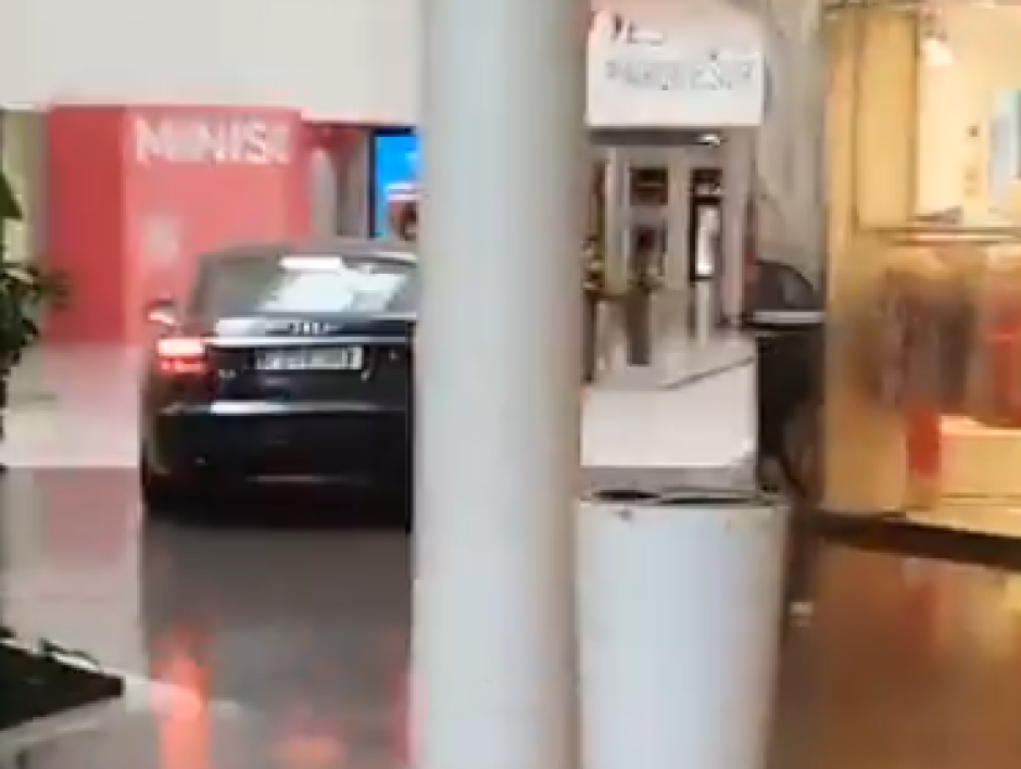 El Audi emprende la huida a gran velocidad por mitad del centro comercial