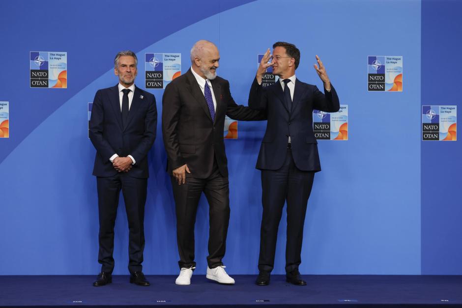 El secretario general de la Organización del Tratado del Atlántico Norte (OTAN), Mark Rutte (d), y el primer ministro de Países Bajos, Dick Schoof (i), reciben al presidente de Albania, Edi Rama (c), a su llegada a la cumbre de la OTAN que se celebra, este miércoles, en La Haya, Países Bajos.