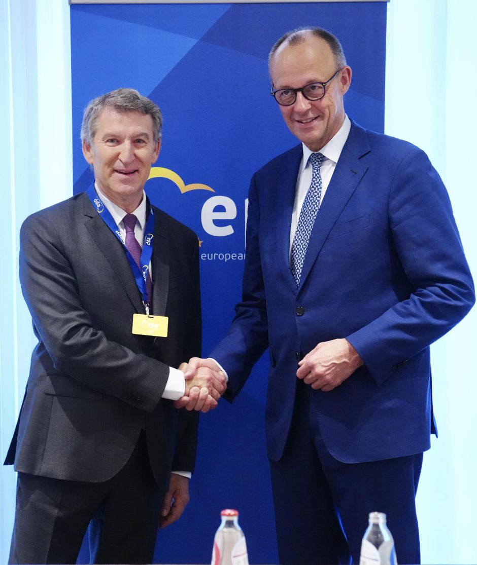 El presidente del PP, Alberto Núñez Feijóo (i), saluda al canciller alemán, Friedrich Merz, este jueves