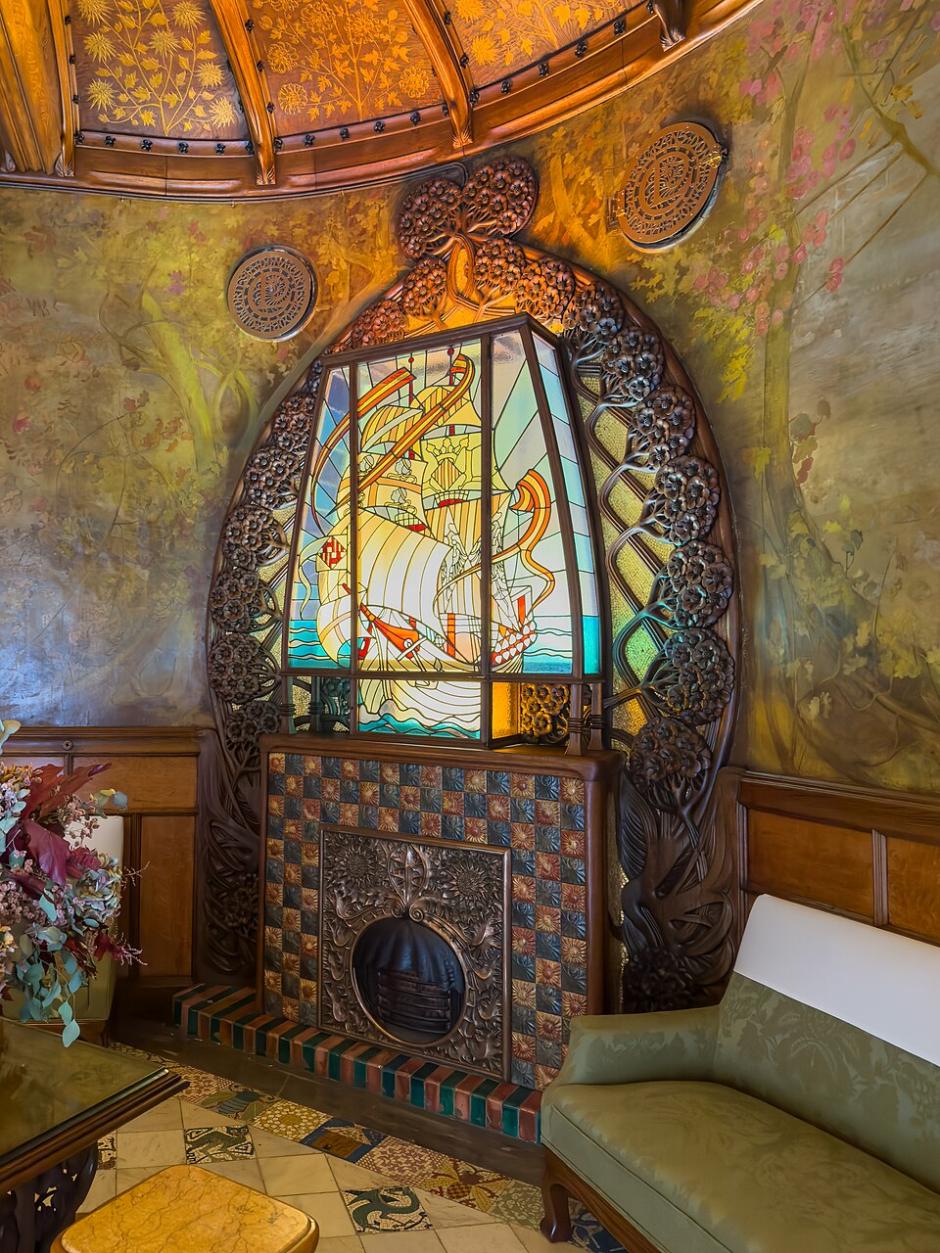 La chimenea profusamente decorada de la Pecera del Círculo del Liceo