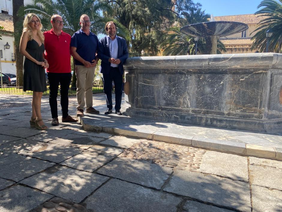 Lourdes Morales y Daniel García-Ibarrola, junto a los que han restaurado la fuente de la Magdalena