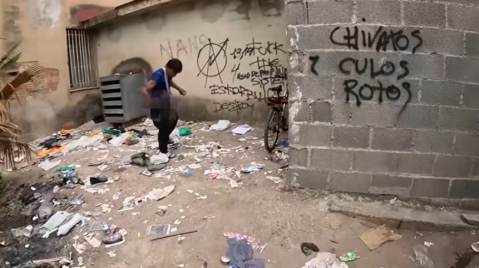 Captura de pantalla del vídeo, donde aparece una persona drogándose en la Malvarrosa