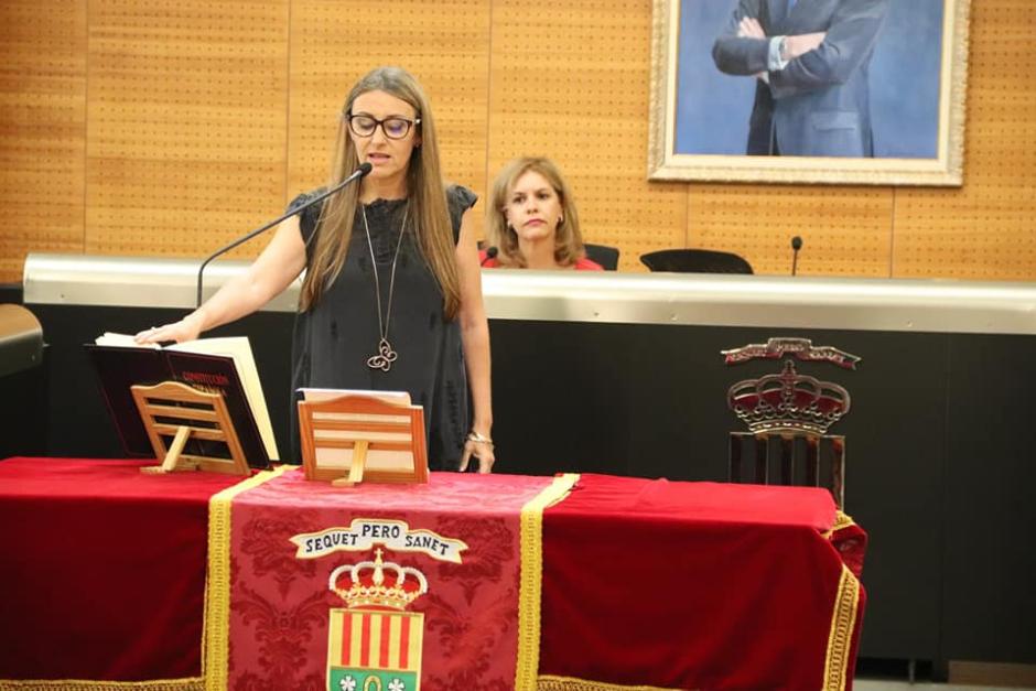 Asunción París durante la promesa del cargo como concejal del Ayuntamiento de San Vicente del Raspeig