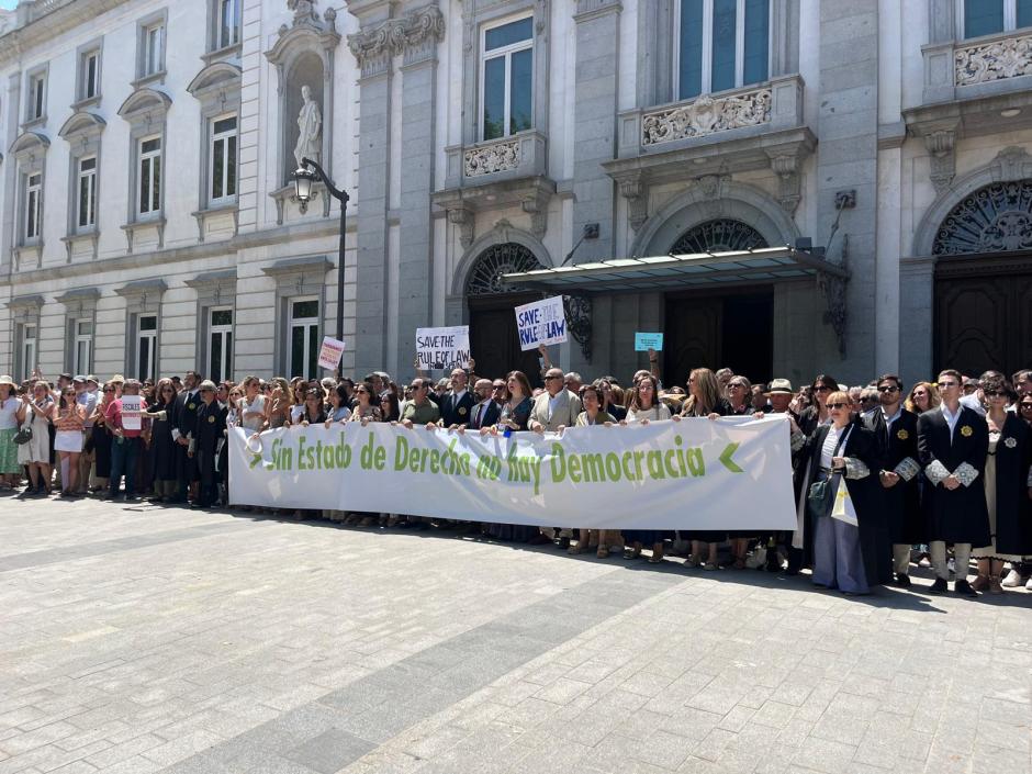 La pancarta principal de la protesta de jueces y fiscales reza: "Sin estado de derecho no hay democracia"