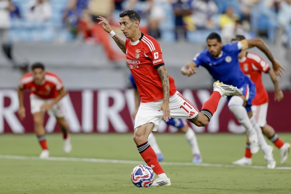 Ángel Di María marcó de penalti el empate para el Benfica