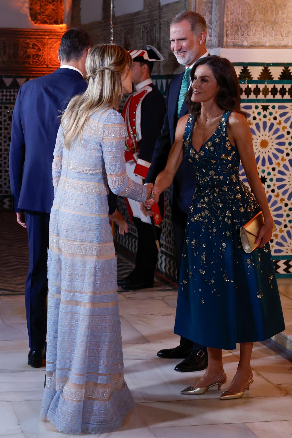 SEVILLA, 29/06/2025.- El rey Felipe VI (2d) y la reina Letizia (d) reciben al presidente del Gobierno, Pedro Sánchez (i), y a su mujer, Begoña Gómez (2i), este domingo, momentos antes de la cena de gala que han ofrecido a los líderes mundiales que asisten a la IV Conferencia Internacional sobre Financiación para el Desarrollo. EFE/ Mariscal POOL