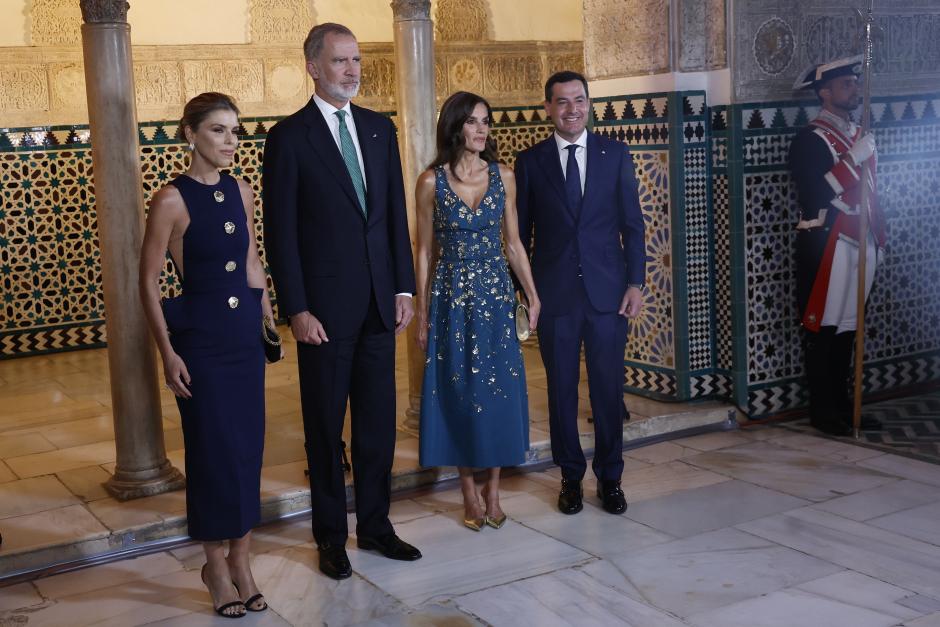 SEVILLA, 29/06/2025.- El rey Felipe VI (2i) y la reina Letizia (2d), junto al presidente de la Junta de Andalucía, Juanma Moreno (d), y su esposa Manuela Villena López (i), este domingo, momentos antes de la cena de gala que han ofrecido a los líderes mundiales que asisten a la IV Conferencia Internacional sobre Financiación para el Desarrollo. EFE/ Chema Moya POOL