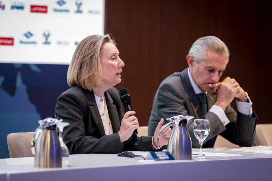 La secretaria de Estado de Defensa, María Amparo Valcarce García, y el presidente de Europa Press, Asís Martín de Cabiedes, durante la jornada ‘Seguridad y Defensa ante el nuevo orden mundial’ de Europa Press, en el Auditorio CESEDEN (España)