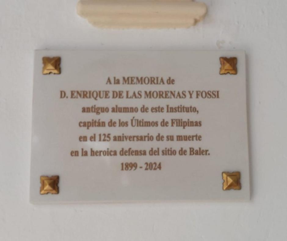 Placa dedicada al capitán Enrique de las Morenas en el instituto Aguilar y Eslava de Cabra
