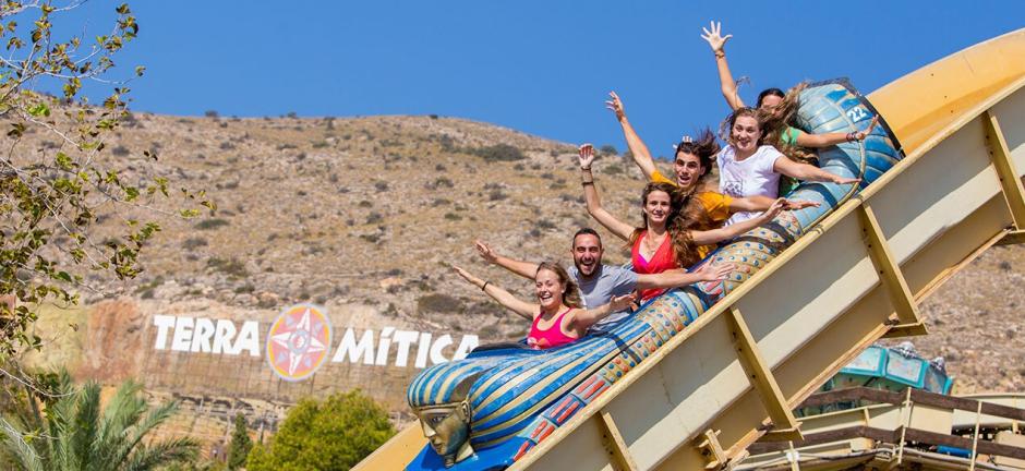 Imagen de archivo de personas subidas a una de las atracciones del parque temático Terra Mítica en Benidorm