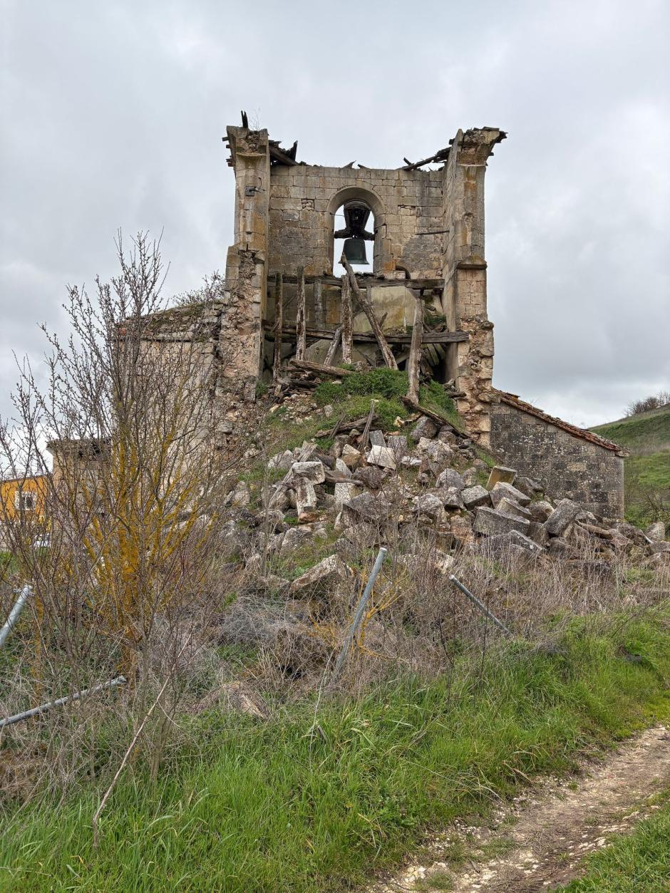 La torre de la iglesia junto con los restos de su derrumbe