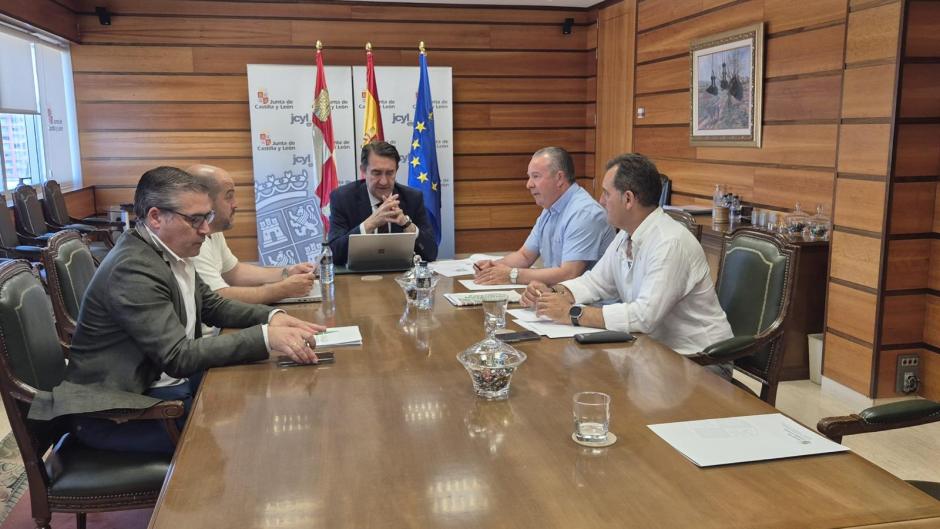 Reunión de la Junta con Asaja por la proliferación de ataques de buitres
