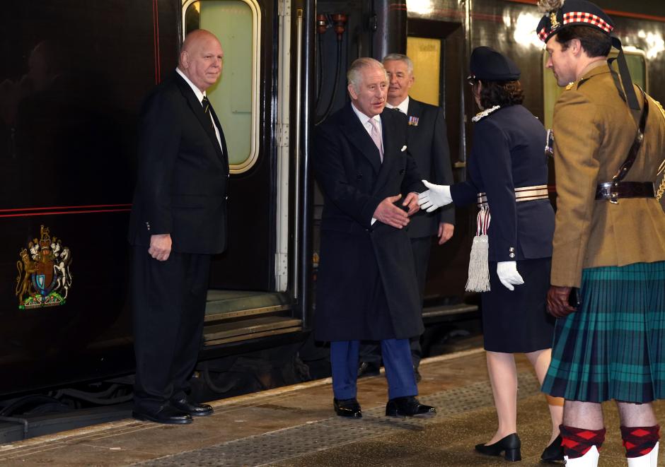 Carlos III, a su llegada a Manchester en el Royal Train