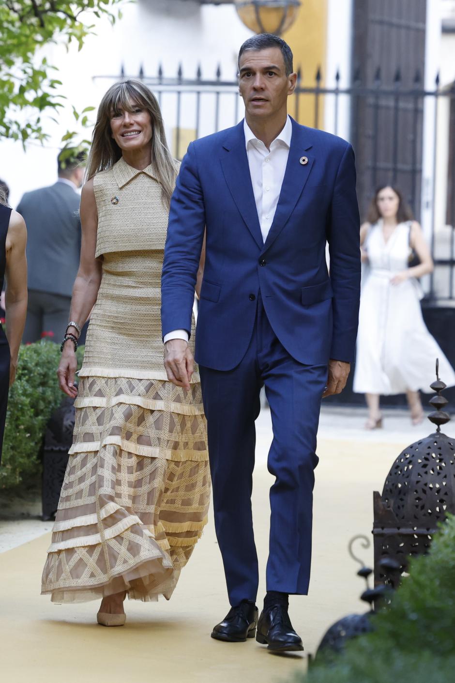 SEVILLA, 30/06/2025.- El presidente del Gobierno, Pedro Sánchez, junto a su mujer, Begoña Gómez, a su llegada a la cena oficial a los participantes en la IV Conferencia Internacional para el Desarrollo de Sevilla, este lunes en Palacio de las Dueñas.. EFE/ J.J. Guillén POOL