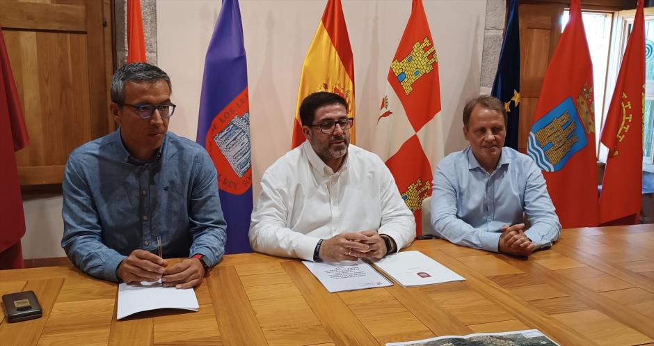 El alcalde de Ávila, Jesús Manuel Sánchez Cabrera, anuncia el abastecimiento de agua en la ciudad en una comparecencia donde ha hecho una cronología de la crisis del agua