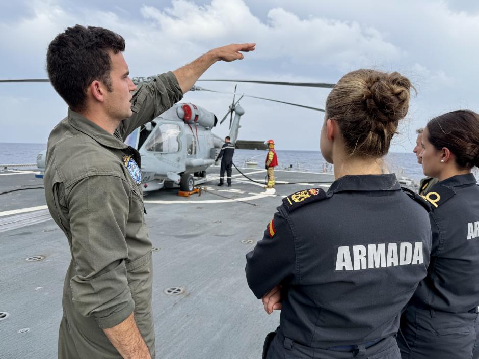 Durante el desplegado del helicóptero embarcado para operaciones de vuelo