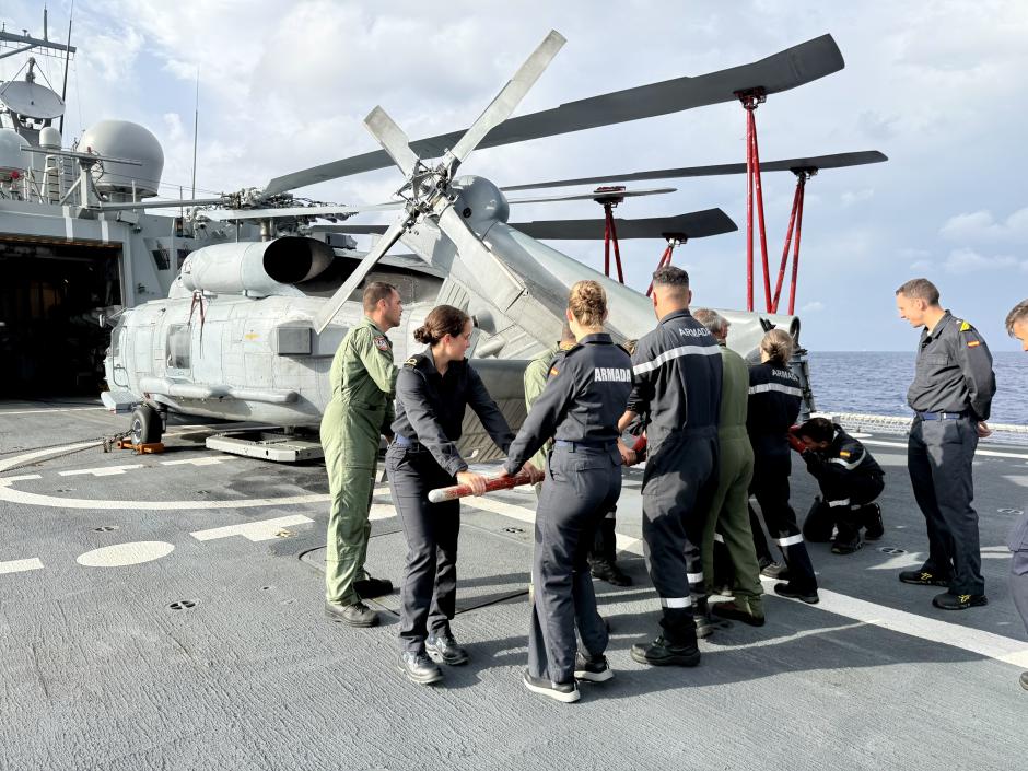 Otra imagen del desplegado del helicóptero embarcado en la 'Blas de Lezo'