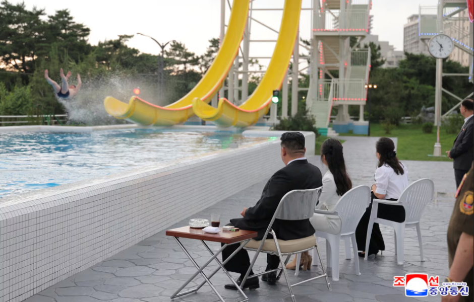 Imagen de archivo de Kim Jong-un en el nuevo complejo vacacional de Corea del Norte