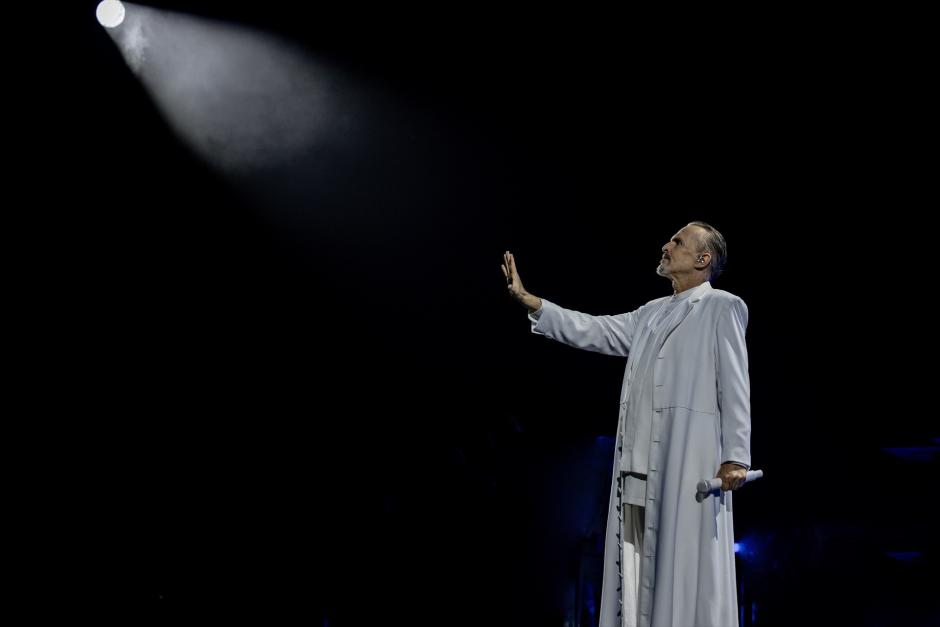 El cantante Miguel Bosé durante su concierto en el Movistar Arena