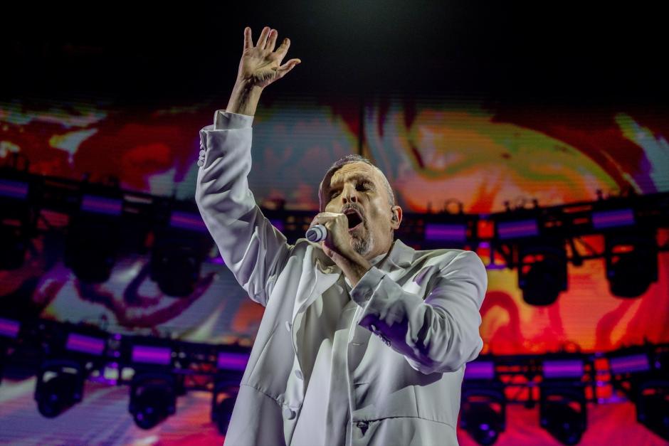 El cantante Miguel Bosé durante su concierto en el Movistar Arena