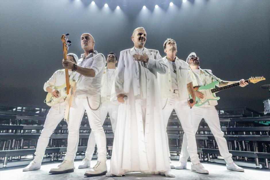 El cantante Miguel Bosé durante su concierto en el Movistar Arena