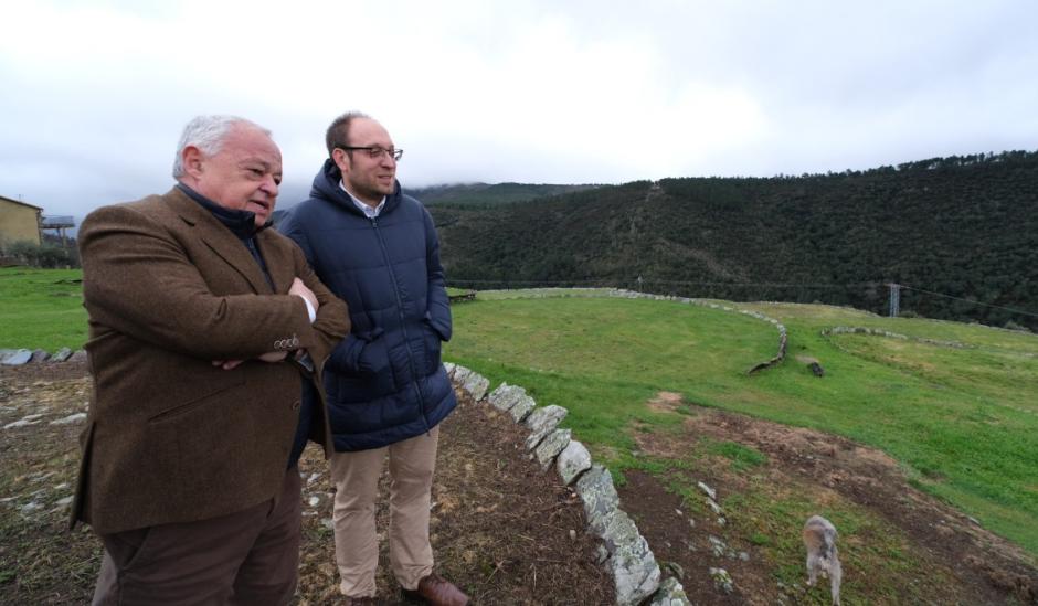 A la izquierda, el consejero de Cultura de la Junta de Castilla y León, Gonzalo Santonja, en las Eras de Monsagro