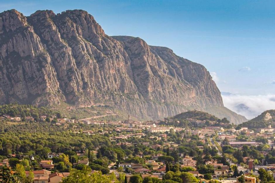 Pueblo de Collbató con el macizo de Montserrat al fondo.