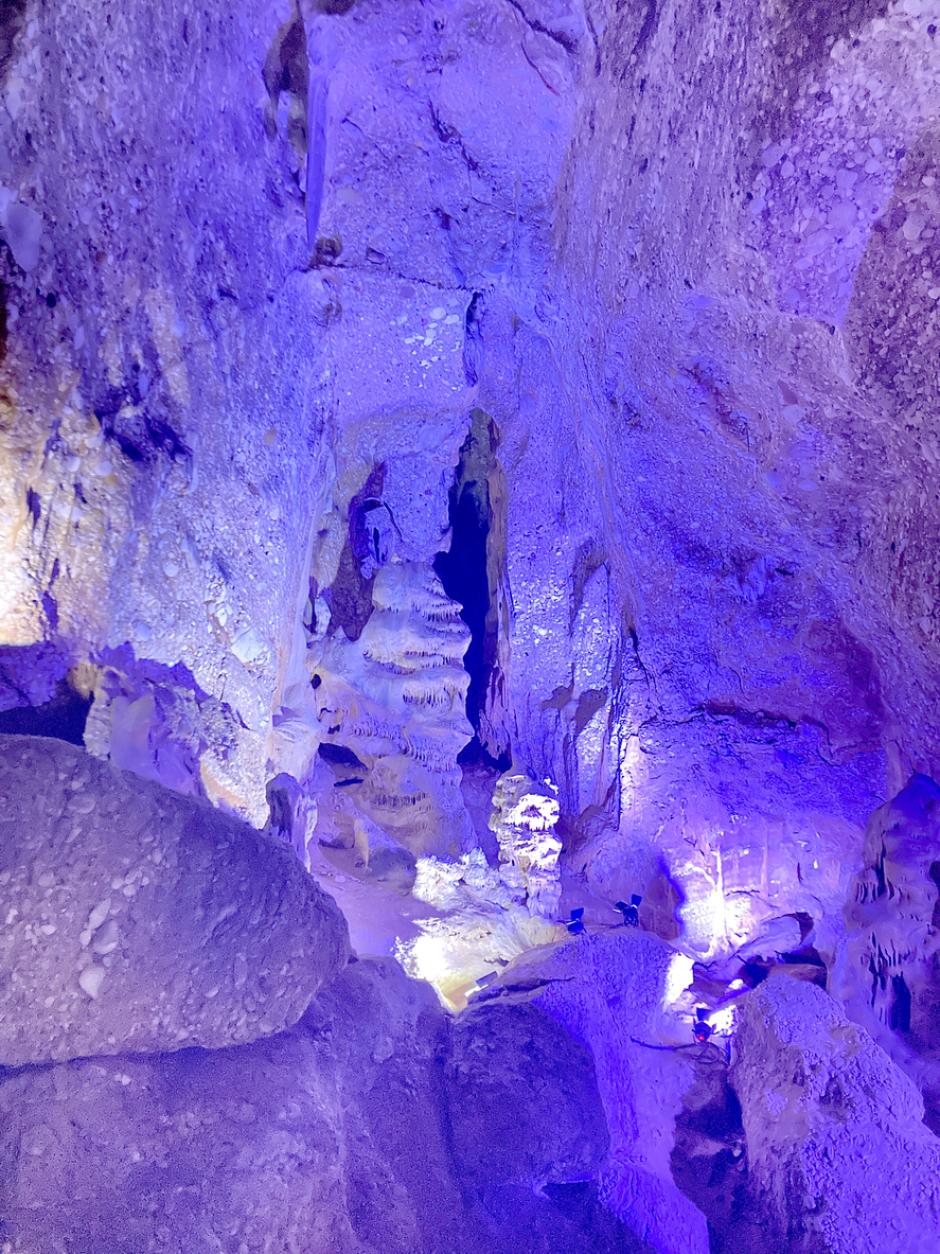 Formaciones minerales en la cueva del Salnitre.